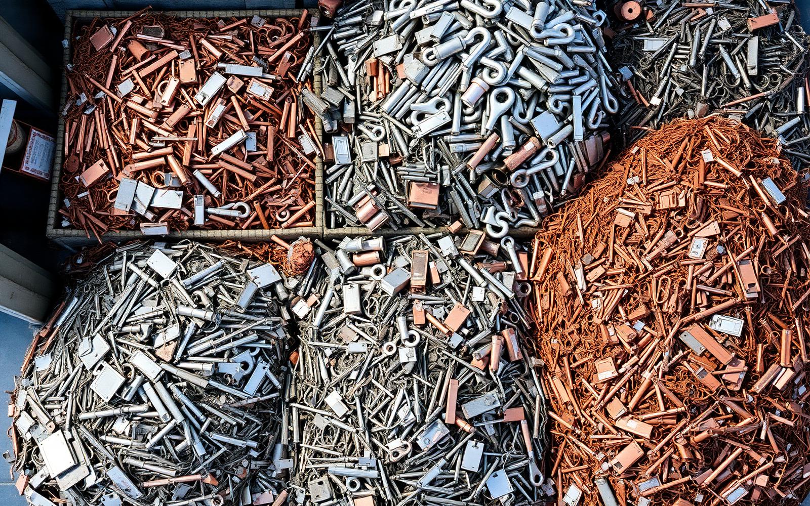 Sortierte Materialströme aus Kupfer, Aluminium und Edelstahl